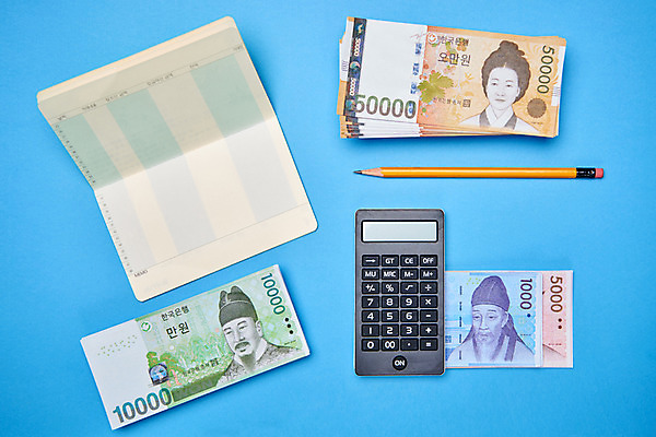 포토 JPG 스튜디오촬영 지폐 실내 근접촬영 사람없음 금융 하이앵글 연필 계산기 원화 통장 돈더미 국내포토 뷰포인트 돈 문구용품 학용품 내부 경제 필기구 장비 파일형식 더미