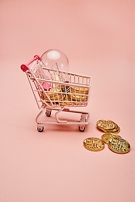 포토 JPG 스튜디오촬영 돈 전구 실내 근접촬영 사람없음 금융 동전 여러개 쇼핑카 담기 금화 가상화폐 국내포토 뷰포인트 다수 모션 내부 경제 쇼핑 카트 재산 황금 파일형식