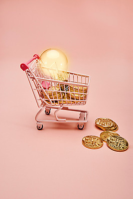 포토 JPG 스튜디오촬영 돈 전구 실내 근접촬영 사람없음 금융 동전 여러개 쇼핑카 담기 가상화폐 국내포토 뷰포인트 다수 모션 내부 경제 쇼핑 카트 재산 파일형식