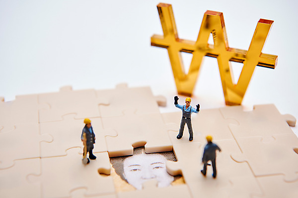 포토 JPG 스튜디오촬영 얼굴 노동자 사람모양 실내 근접촬영 여러명 성인 금융 피규어 원화 퍼즐 삽 발굴 퍼즐조각 신사임당 국내포토 모양 직업 뷰포인트 조각 다수 돈 사람 내부 신체부위 경제 미니어처 파일형식