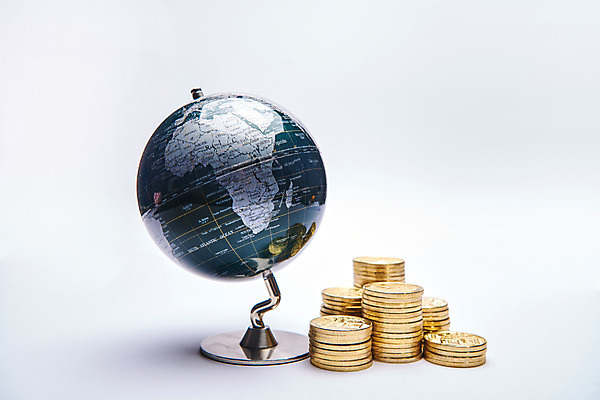 포토 JPG 스튜디오촬영 돈 실내 근접촬영 사람없음 금융 지구본 동전 금화 동전탑 가상화폐 국내포토 뷰포인트 내부 경제 쌓기 재산 황금 파일형식