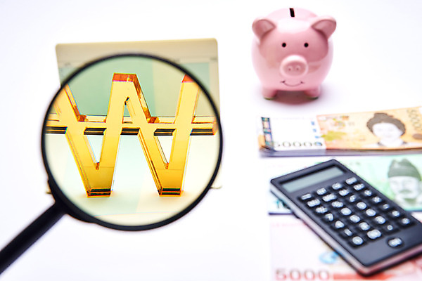 포토 JPG 스튜디오촬영 지폐 돋보기 실내 근접촬영 사람없음 금융 저축 돼지저금통 계산기 원화 통장 돈더미 금융의날 국내포토 뷰포인트 돈 문구용품 내부 경제 장비 저금통 파일형식 더미 법정기념일