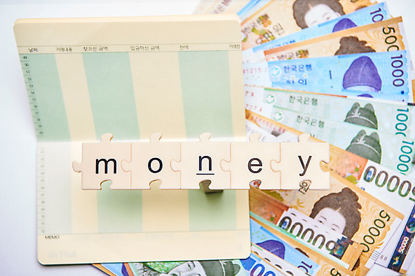 포토 JPG 스튜디오촬영 지폐 돈 실내 근접촬영 사람없음 금융 원화 퍼즐 통장 여러장 돈더미 국내포토 뷰포인트 다수 내부 경제 재산 파일형식 더미