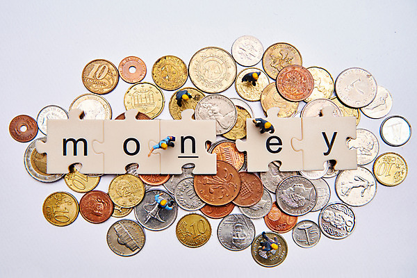 포토 JPG 스튜디오촬영 남자 돈 사람모양 실내 근접촬영 여러명 성인 금융 하이앵글 동전 여러개 피규어 퍼즐 외화 국내포토 모양 뷰포인트 다수 사람 내부 경제 미니어처 재산 파일형식