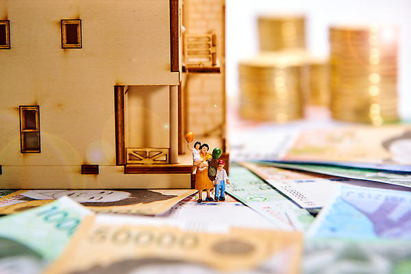 포토 JPG 스튜디오촬영 여자 남자 어린이 지폐 가족 안기 주택 사람모양 실내 근접촬영 성인 세명 금융 동전 피규어 원화 풍선 돈더미 동전탑 국내포토 모양 뷰포인트 돈 관계 모션 사람 내부 건물 경제 쌓기 미니어처 파일형식 더미