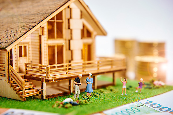 포토 JPG 스튜디오촬영 여자 남자 어린이 지폐 가족 주택 사람모양 실내 근접촬영 잔디 여러명 성인 금융 정원 동전 피규어 원화 동전탑 국내포토 모양 식물 뷰포인트 다수 돈 관계 사람 내부 건물 경제 쌓기 미니어처 파일형식