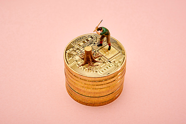 포토 JPG 스튜디오촬영 남자 돈 사람모양 실내 근접촬영 성인 금융 동전 피규어 나무꾼 발굴 나무기둥 도끼 나무밑둥 동전탑 가상화폐 국내포토 모양 나무 뷰포인트 사람 내부 경제 쌓기 미니어처 재산 파일형식