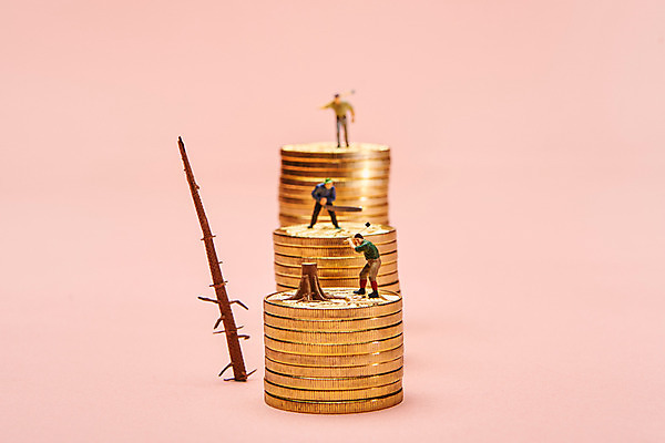 포토 JPG 스튜디오촬영 돈 사람모양 실내 근접촬영 사람없음 금융 동전 피규어 나무꾼 발굴 나무기둥 도끼 동전탑 벌목 벌목원 벌목작업 가상화폐 국내포토 모양 뷰포인트 내부 경제 쌓기 미니어처 재산 파일형식