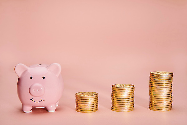 포토 JPG 스튜디오촬영 돈 실내 근접촬영 사람없음 금융 쌓기 동전 저축 돼지저금통 동전탑 가상화폐 금융의날 국내포토 뷰포인트 모션 내부 경제 저금통 재산 파일형식 법정기념일