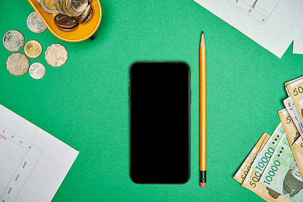 포토 JPG 스튜디오촬영 지폐 돈 그래프 실내 근접촬영 사람없음 금융 스마트폰 하이앵글 연필 동전 여러개 문서 여러장 돈더미 플랫레이 국내포토 뷰포인트 다수 학용품 내부 경제 핸드폰 스마트기기 필기구 재산 플랫 파일형식 더미