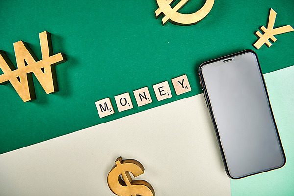 포토 JPG 스튜디오촬영 돈 실내 근접촬영 사람없음 금융 스마트폰 하이앵글 달러 유로 원화 화폐기호 엔 플랫레이 국내포토 기호 뷰포인트 내부 경제 핸드폰 스마트기기 재산 플랫 화폐 파일형식