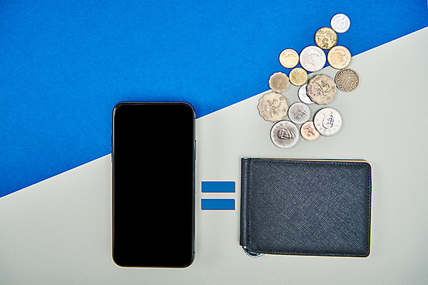 포토 JPG 스튜디오촬영 돈 실내 사람없음 금융 스마트폰 하이앵글 동전 여러개 지갑 똑같은 플랫레이 국내포토 뷰포인트 다수 내부 경제 핸드폰 스마트기기 재산 플랫 파일형식