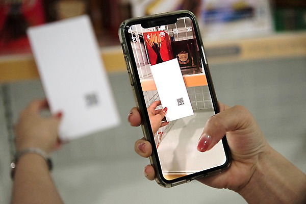포토 JPG 스튜디오촬영 손 실내 한명 사람 근접촬영 성인 신체부위 스마트폰 사진촬영 양손 진열장 QR코드 국내포토 1 뷰포인트 내부 핸드폰 스마트기기 촬영 파일형식