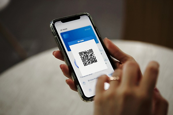 포토 JPG 스튜디오촬영 실내 한명 사람 근접촬영 성인 아웃포커스 신체부위 스마트폰 양손 잡기 QR코드 국내포토 1 손 뷰포인트 모션 촬영기법 내부 핸드폰 스마트기기 파일형식