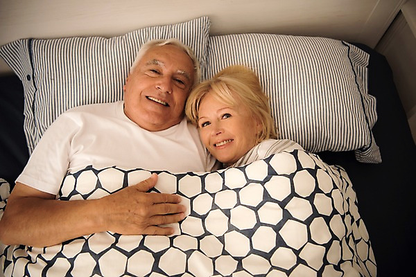 포토 JPG 서양인 응시 여자 노년 남자 실내 미소 사람 상반신 두명 앞모습 실버라이프 하이앵글 눕기 노부부 침실 침대 70대 국내포토 외국인 라이프스타일 부부 시선 뷰포인트 가구 모션 표정 성인 내부 파일형식