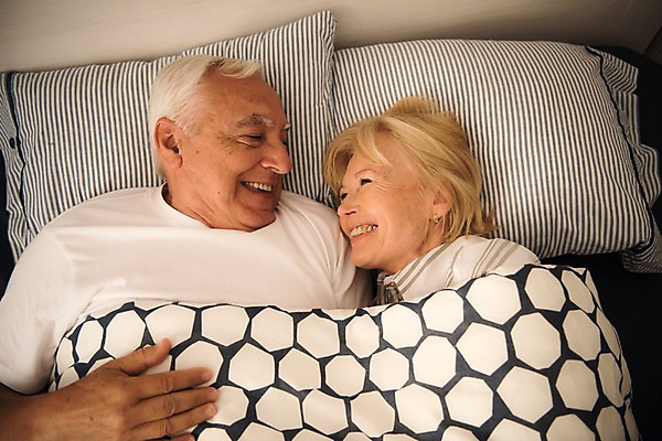 포토 JPG 서양인 응시 여자 노년 남자 실내 미소 사람 상반신 두명 앞모습 옆모습 실버라이프 눕기 마주보기 노부부 침실 침대 70대 국내포토 외국인 라이프스타일 부부 시선 뷰포인트 가구 모션 표정 성인 내부 파일형식