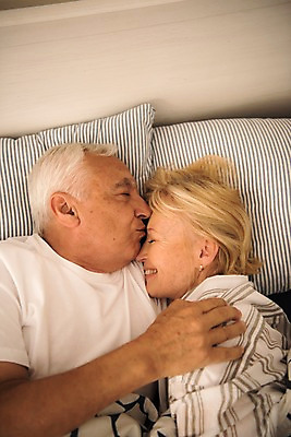 포토 JPG 서양인 여자 노년 남자 안기 키스 실내 미소 사람 상반신 두명 옆모습 실버라이프 눕기 노부부 침실 침대 70대 어깨에손 국내포토 외국인 라이프스타일 부부 뷰포인트 가구 모션 표정 성인 내부 애정표현 파일형식