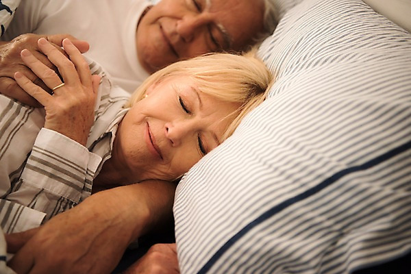포토 JPG 서양인 여자 노년 남자 실내 미소 사람 상반신 두명 옆모습 실버라이프 눕기 손잡기 노부부 침실 침대 잠 70대 팔베개 국내포토 외국인 라이프스타일 부부 뷰포인트 가구 모션 표정 성인 내부 파일형식