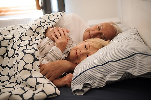 포토 JPG 주간 서양인 여자 노년 남자 창문 실내 사람 상반신 두명 옆모습 실버라이프 눕기 손잡기 노부부 침실 침대 잠 커튼 70대 팔베개 국내포토 자연요소 외국인 라이프스타일 부부 뷰포인트 가구 모션 성인 내부 파일형식