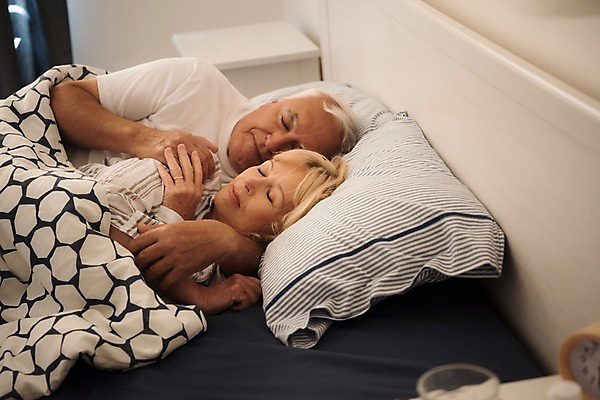 포토 JPG 서양인 여자 노년 남자 탁자 실내 사람 상반신 두명 옆모습 실버라이프 눕기 손잡기 노부부 침실 자명종 침대 잠 물컵 70대 팔베개 국내포토 외국인 라이프스타일 부부 뷰포인트 시계 가구 모션 성인 내부 컵 알람 파일형식