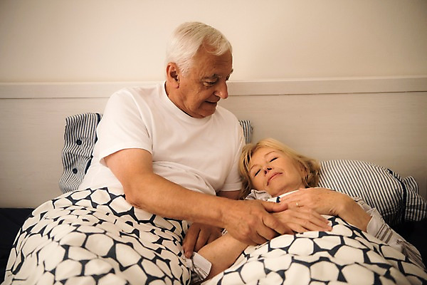 포토 JPG 서양인 응시 여자 노년 남자 실내 사람 상반신 두명 앞모습 실버라이프 눕기 손잡기 노부부 기댐 침실 침대 잠 70대 국내포토 외국인 라이프스타일 부부 시선 뷰포인트 가구 모션 성인 내부 파일형식