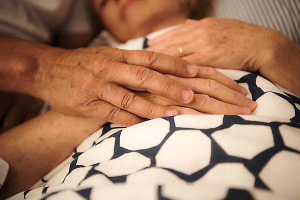 포토 JPG 서양인 여자 노년 남자 실내 사람 근접촬영 상반신 두명 신체부위 실버라이프 눕기 손잡기 노부부 침실 양손 반지 70대 국내포토 외국인 라이프스타일 손 부부 뷰포인트 장신구 모션 성인 내부 파일형식