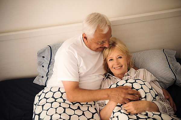 포토 JPG 서양인 응시 여자 노년 남자 실내 미소 사람 상반신 두명 앞모습 실버라이프 하이앵글 눕기 손잡기 노부부 침실 침대 70대 국내포토 외국인 라이프스타일 부부 시선 뷰포인트 가구 모션 표정 성인 내부 파일형식