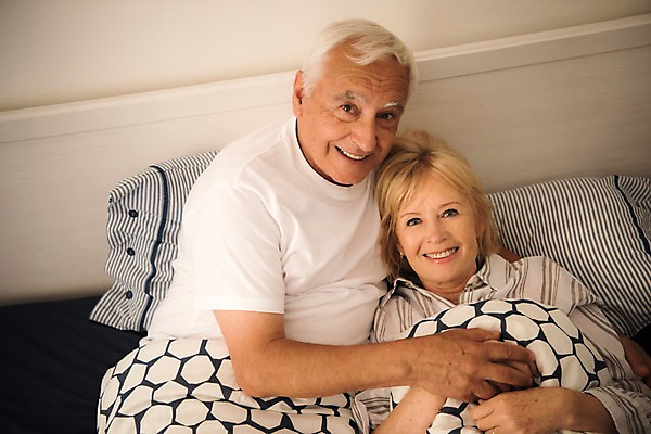 포토 JPG 서양인 응시 여자 노년 남자 실내 미소 사람 상반신 두명 앞모습 실버라이프 하이앵글 눕기 손잡기 노부부 침실 침대 70대 국내포토 외국인 라이프스타일 부부 시선 뷰포인트 가구 모션 표정 성인 내부 파일형식