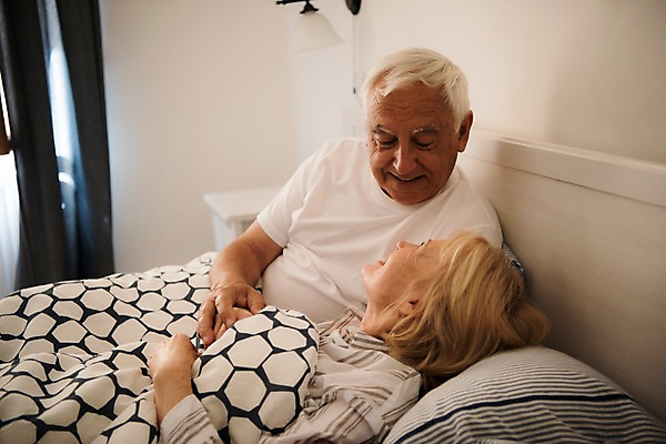 포토 JPG 주간 서양인 응시 여자 노년 남자 실내 사랑 미소 사람 상반신 두명 옆모습 실버라이프 눕기 마주보기 손잡기 노부부 침실 침대 커튼 70대 국내포토 자연요소 외국인 라이프스타일 부부 시선 감정 뷰포인트 가구 모션 표정 성인 내부 파일형식