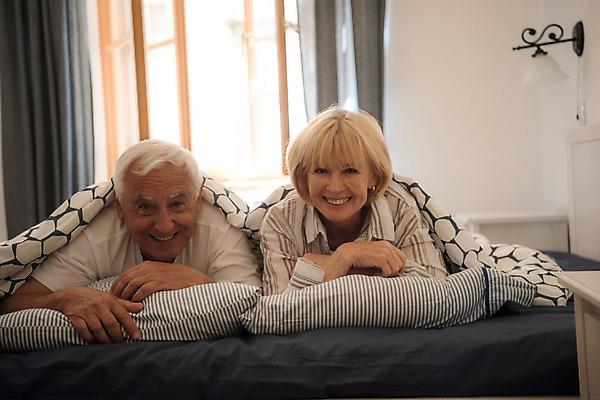 포토 JPG 주간 서양인 응시 여자 노년 남자 엎드리기 창문 탁자 조명 실내 미소 사람 상반신 두명 앞모습 실버라이프 노부부 침실 침대 커튼 즐거움 70대 국내포토 자연요소 외국인 라이프스타일 부부 시선 감정 뷰포인트 가구 모션 표정 성인 내부 파일형식