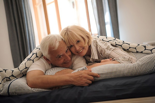 포토 JPG 주간 서양인 응시 여자 노년 남자 엎드리기 창문 실내 미소 사람 상반신 두명 앞모습 실버라이프 노부부 기댐 침실 침대 커튼 70대 국내포토 자연요소 외국인 라이프스타일 부부 시선 뷰포인트 가구 모션 표정 성인 내부 파일형식