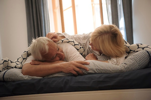 포토 JPG 주간 서양인 여자 노년 남자 얼굴 엎드리기 창문 실내 사람 상반신 두명 앞모습 실버라이프 눕기 노부부 침실 만지기 커튼 70대 국내포토 자연요소 외국인 라이프스타일 부부 뷰포인트 모션 성인 내부 신체부위 파일형식