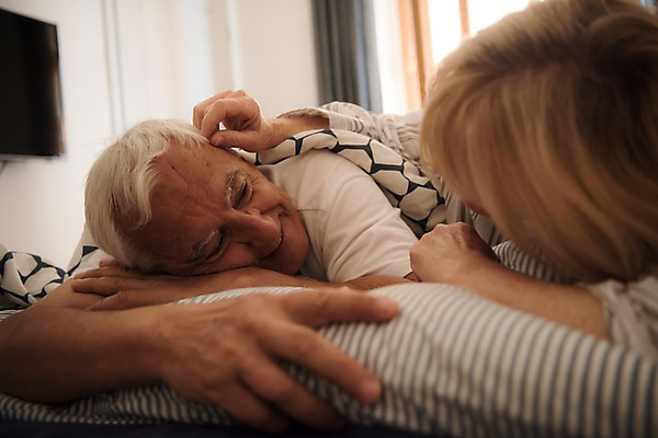 포토 JPG 주간 서양인 여자 노년 남자 얼굴 엎드리기 창문 실내 사랑 미소 사람 상반신 두명 앞모습 실버라이프 눕기 마주보기 노부부 텔레비전 침실 만지기 침대 커튼 70대 국내포토 자연요소 외국인 라이프스타일 부부 감정 뷰포인트 가구 모션 표정 성인 내부 신체부위 전자제품 파일형식