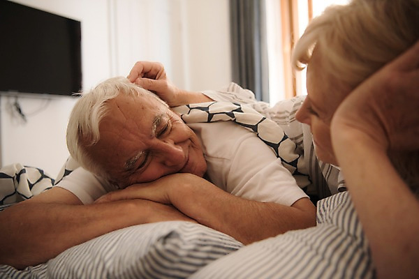 포토 JPG 주간 서양인 여자 노년 남자 엎드리기 창문 실내 미소 사람 상반신 두명 앞모습 실버라이프 눕기 마주보기 노부부 텔레비전 침실 만지기 침대 커튼 70대 국내포토 자연요소 외국인 라이프스타일 부부 뷰포인트 가구 모션 표정 성인 내부 전자제품 파일형식