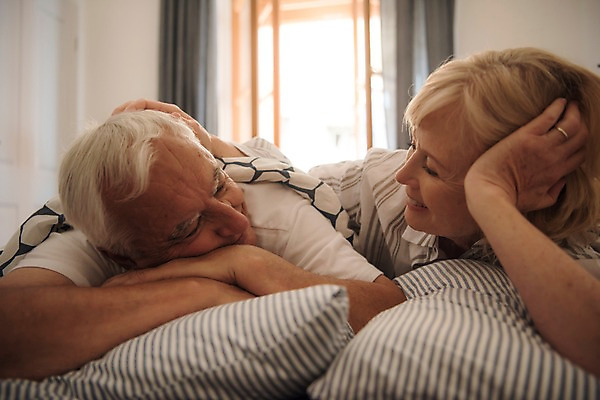 포토 JPG 주간 서양인 여자 노년 남자 엎드리기 창문 실내 미소 사람 상반신 두명 앞모습 실버라이프 눕기 머리카락 마주보기 노부부 침실 만지기 침대 커튼 70대 국내포토 자연요소 외국인 라이프스타일 부부 뷰포인트 가구 모션 표정 성인 내부 머리 파일형식
