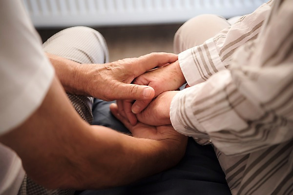 포토 JPG 주간 서양인 여자 노년 남자 실내 사람 앉기 근접촬영 두명 뒷모습 실버라이프 손잡기 노부부 침실 하반신 침대 70대 국내포토 자연요소 외국인 라이프스타일 부부 뷰포인트 가구 모션 성인 내부 파일형식