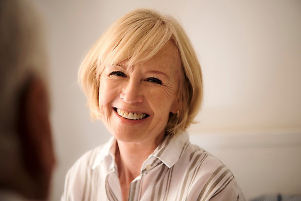 포토 JPG 주간 서양인 응시 여자 노년 실내 한명 미소 사람 근접촬영 상반신 앞모습 실버라이프 침실 침대 주름 70대 노인여자한명만 국내포토 자연요소 외국인 1 라이프스타일 시선 뷰포인트 가구 표정 성인 내부 여자한명만 노인여자만 파일형식