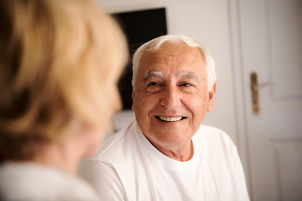 포토 JPG 주간 서양인 여자 노년 남자 실내 미소 사람 상반신 두명 앞모습 뒷모습 실버라이프 마주보기 노부부 텔레비전 침실 70대 국내포토 자연요소 외국인 라이프스타일 부부 뷰포인트 모션 표정 성인 내부 전자제품 파일형식