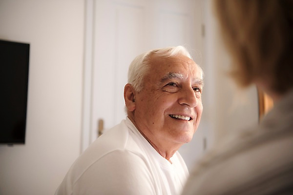 포토 JPG 주간 서양인 응시 여자 노년 남자 실내 미소 사람 앉기 근접촬영 상반신 두명 옆모습 뒷모습 실버라이프 마주보기 노부부 텔레비전 침실 70대 국내포토 자연요소 외국인 라이프스타일 부부 시선 뷰포인트 모션 표정 성인 내부 전자제품 파일형식