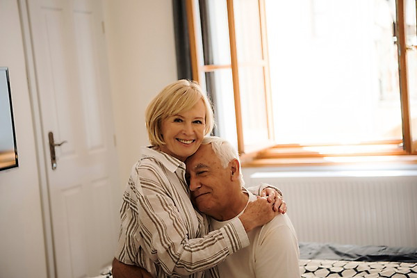 포토 JPG 주간 서양인 응시 여자 노년 남자 창문 안기 실내 미소 사람 앉기 상반신 두명 옆모습 실버라이프 노부부 기댐 침실 침대 커튼 70대 어깨에손 국내포토 자연요소 외국인 라이프스타일 부부 시선 뷰포인트 가구 모션 표정 성인 내부 파일형식