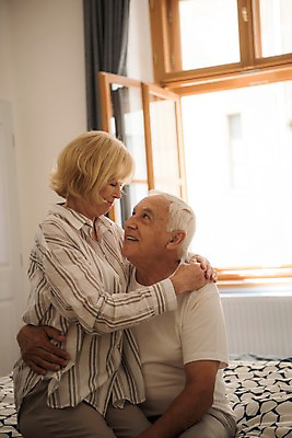 포토 JPG 주간 서양인 응시 여자 노년 남자 허리손 창문 안기 실내 사랑 미소 사람 앉기 상반신 두명 앞모습 옆모습 실버라이프 마주보기 노부부 침실 침대 커튼 70대 어깨에손 국내포토 자연요소 외국인 라이프스타일 부부 시선 감정 뷰포인트 포즈 가구 모션 표정 성인 내부 파일형식