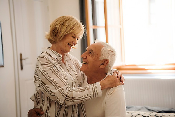 포토 JPG 주간 서양인 여자 노년 남자 허리손 창문 안기 실내 사랑 미소 사람 앉기 상반신 두명 앞모습 옆모습 실버라이프 마주보기 노부부 침실 침대 70대 국내포토 자연요소 외국인 라이프스타일 부부 감정 뷰포인트 포즈 가구 모션 표정 성인 내부 파일형식