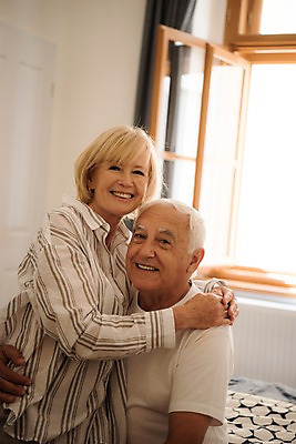 포토 JPG 주간 서양인 여자 노년 남자 허리손 창문 안기 실내 사랑 미소 사람 상반신 두명 앞모습 실버라이프 노부부 침실 70대 어깨에손 국내포토 자연요소 외국인 라이프스타일 부부 감정 뷰포인트 포즈 모션 표정 성인 내부 파일형식