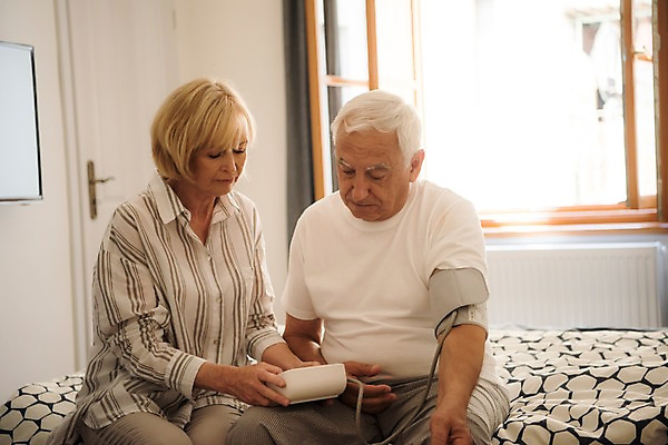 포토 JPG 주간 서양인 응시 여자 노년 남자 창문 실내 사람 앉기 상반신 두명 앞모습 실버라이프 노부부 텔레비전 침실 침대 70대 혈압계 혈압 국내포토 자연요소 외국인 라이프스타일 부부 시선 뷰포인트 가구 의료기기 모션 성인 내부 전자제품 파일형식