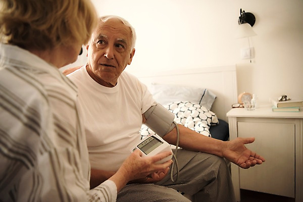 포토 JPG 주간 서양인 응시 여자 노년 남자 탁자 조명 실내 사람 앉기 상반신 두명 옆모습 뒷모습 책 실버라이프 노부부 침실 자명종 침대 약병 손목시계 물컵 70대 혈압계 혈압 국내포토 자연요소 외국인 라이프스타일 부부 시선 뷰포인트 시계 가구 장신구 의료기기 모션 성인 내부 컵 약 알람 병_담는 파일형식