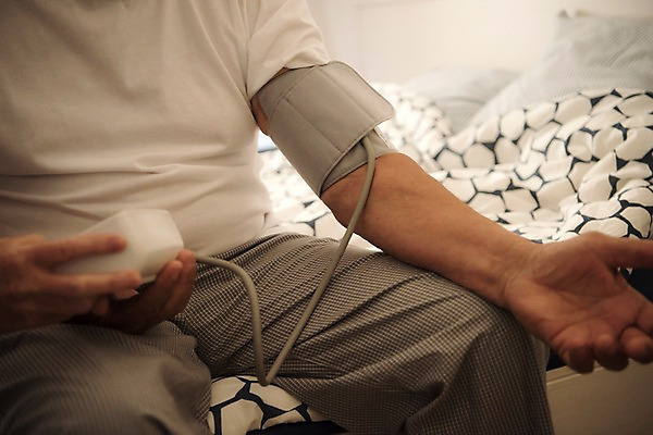 포토 JPG 주간 서양인 노년 남자 실내 한명 사람 앉기 근접촬영 상반신 앞모습 침실 침대 70대 혈압계 혈압 노인남자한명만 국내포토 자연요소 외국인 1 뷰포인트 가구 의료기기 모션 성인 내부 남자한명만 노인남자만 파일형식