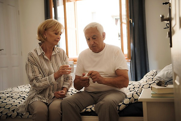 포토 JPG 주간 서양인 응시 여자 노년 남자 창문 탁자 실내 들기 사람 앉기 상반신 두명 앞모습 책 실버라이프 알약 노부부 침실 침대 커튼 약병 물컵 70대 국내포토 자연요소 외국인 라이프스타일 부부 시선 뷰포인트 가구 모션 성인 내부 컵 약 병_담는 파일형식