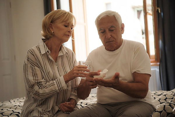 포토 JPG 주간 서양인 응시 여자 노년 남자 창문 실내 들기 사람 앉기 상반신 두명 앞모습 실버라이프 알약 노부부 침실 침대 커튼 붓기 약병 물컵 70대 국내포토 자연요소 외국인 라이프스타일 부부 시선 뷰포인트 가구 모션 성인 내부 컵 약 병_담는 파일형식
