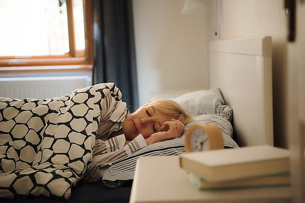 포토 JPG 주간 서양인 여자 노년 창문 탁자 실내 한명 사람 상반신 책 실버라이프 눕기 침실 자명종 침대 잠 커튼 70대 노인여자한명만 국내포토 자연요소 외국인 1 라이프스타일 시계 가구 모션 성인 내부 알람 여자한명만 노인여자만 파일형식