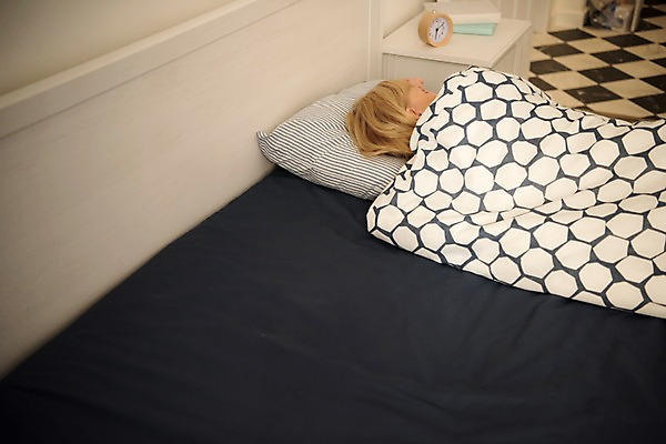 포토 JPG 서양인 여자 노년 탁자 실내 한명 사람 상반신 책 실버라이프 눕기 침실 자명종 침대 잠 70대 노인여자한명만 국내포토 외국인 1 라이프스타일 시계 가구 모션 성인 내부 알람 여자한명만 노인여자만 파일형식